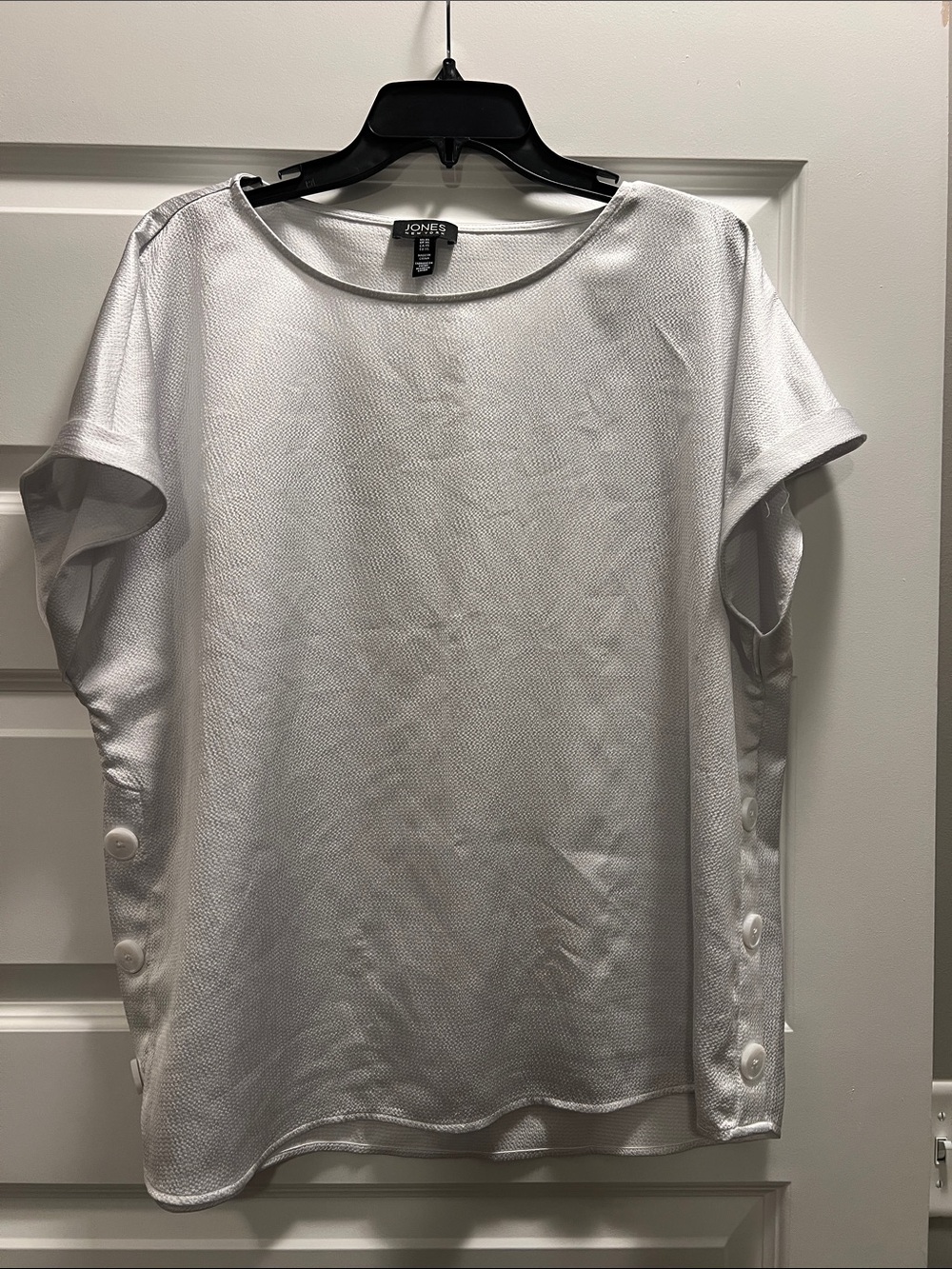Jones New York White Short-Sleeve Textured Button-Side Tee